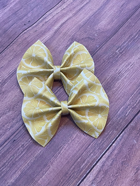 Sliced lemons